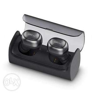 Qcy q29Wireless Earbuds Very good Condition buying only one