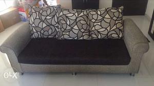 3+2+2 sofa set in premium condition with pillows