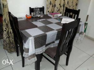 Dining table with 4 chairs in tiptop condition
