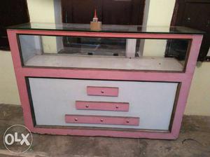 Display counter suitable for readymade garments,