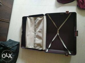 Echolac suitcase. very good condition.no damage. 28'x21'
