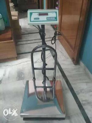 150 kg weighing machine. New piece with one year