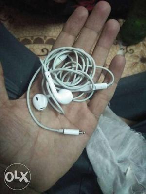 Apple iPhone 7 earphone new condition but little damage on