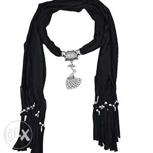 Pendent scarf