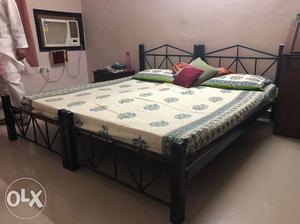 2 single beds of wood and wrought iron, mattress