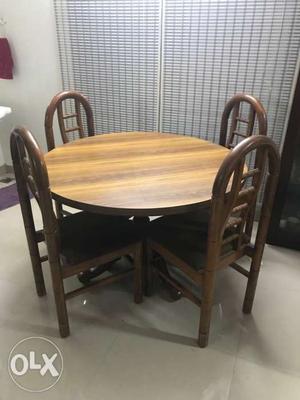 4 chair diniing table set in excellent condition.