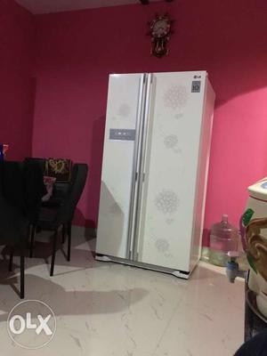 Lg side by side fridge in very good condition