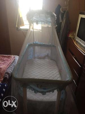 Baby cradle with mosquito net product with wheels