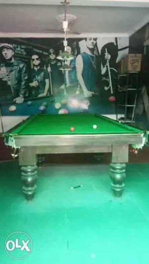 5/10 snooker table with 4 cue nd snooker ball nd
