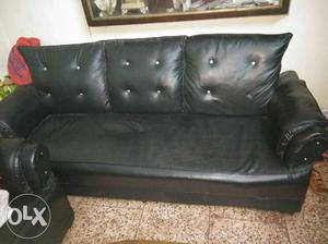 Black sofa set in good condition