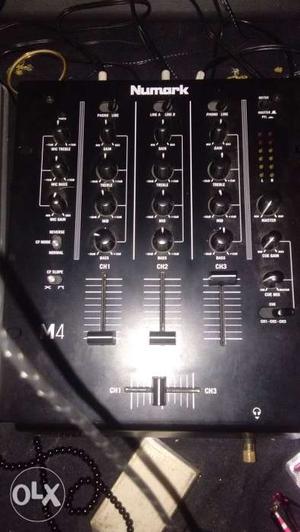 Complete DJ player with mixer. Numark Ndx400 cdjs