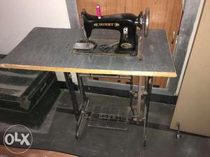 Durby sewing machine in excellent condition.