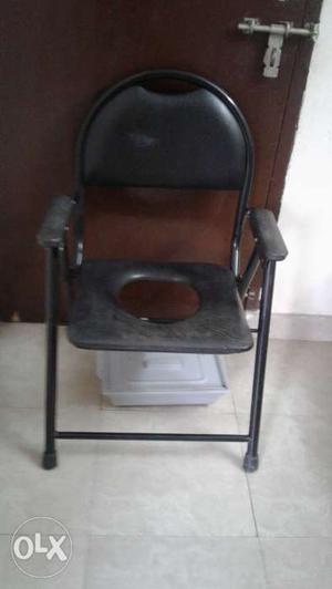 Folding toilet chair with detachable pot