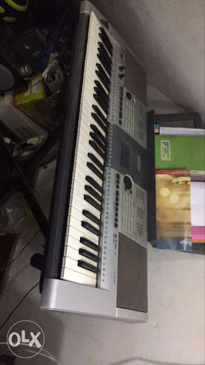 Yamaha PSR I425 electronic Keyboard