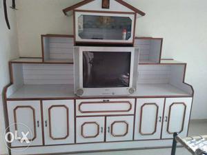 Good condition tv & showcase i sell because new furniture in