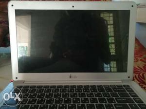 Laptop for sale 9 month used 32gb 2gb 32bit intel