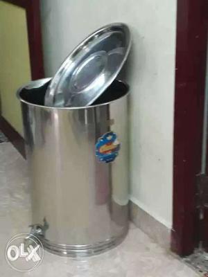 Stainless steel water storage container with tap