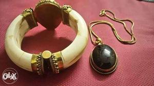 I am selling antique old bracelet with stone