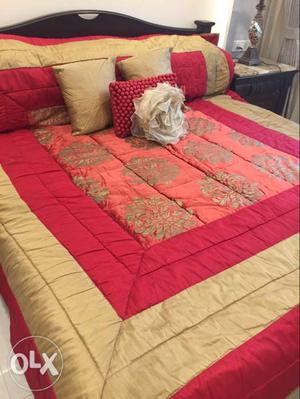 Beautiful Silk Quilt with 4 complementory
