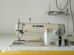 FDM Singer power sewing machine 4 month old...