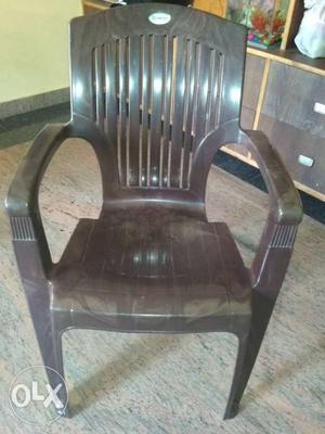 Plastic chair with no damages.. Selling because