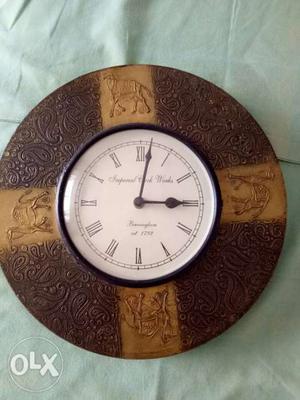 Wall clock with antique look. battery operated