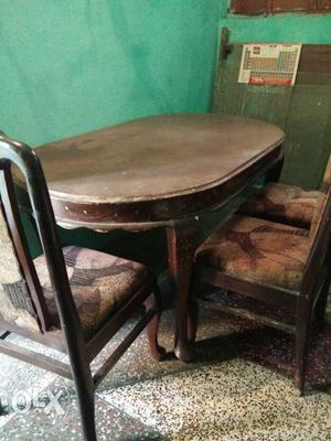 Wooden dinning table... Wth 6 Wooden chairs