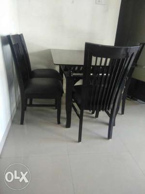 Dinning table set(Table+4 chairs) in very good