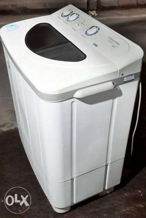 Electrolux 7.kg washing machine 15 manth old and very full