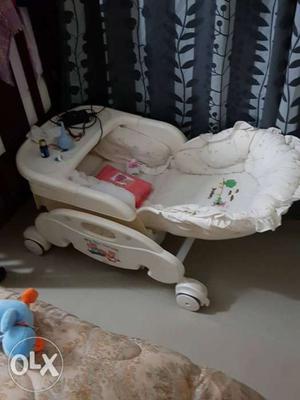 Electronic baby swing bed with remote control and