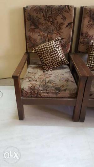 Its a 4 wooden chair set in good condition