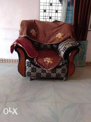 Maharajah sofa,, black and white,, rs  only