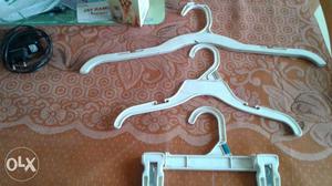 Old hangars 100 rs for 100 pcs