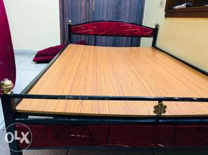 Queen size bed in good condition..without box