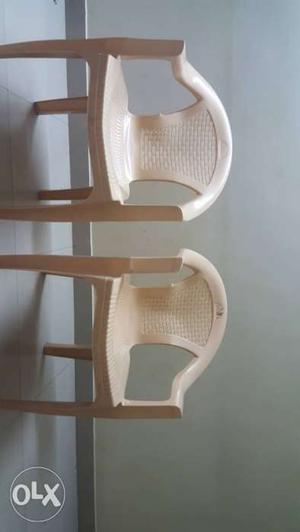 Supreme chair in good condition. Cream coloured.