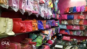 Lady's purse & hand bag in bulk loot