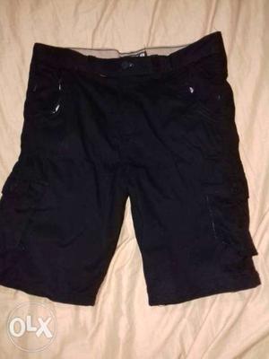URGENT SALE..Cargos shorts.. Size 34... no used and no