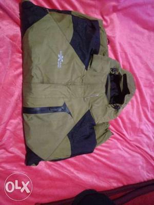 XL waterproof windproof 3 in 1 jacket. used 3