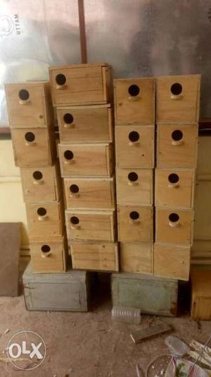 Bird breeding boxes with cleaning tray system