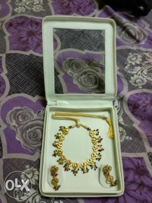 Gold-colored Necklace With Pack