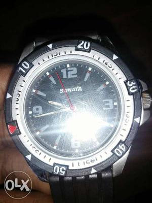 Hi guys this watch is in good condition u want chat with me