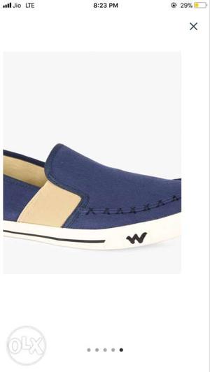Wildcraft Plimsolls with elasticated gussets.