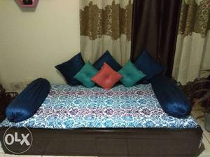 Divan bed with storage place