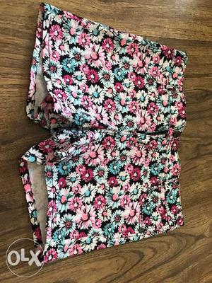 Floral shorts, medium but fits like small,