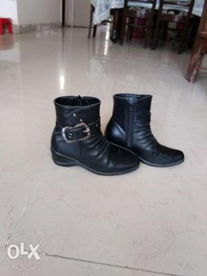 One pair black boots for girls of 7-8 years