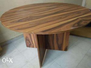 Round foldable table new condition