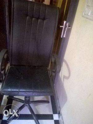 Urgent Boss chair without wheel,good condition.
