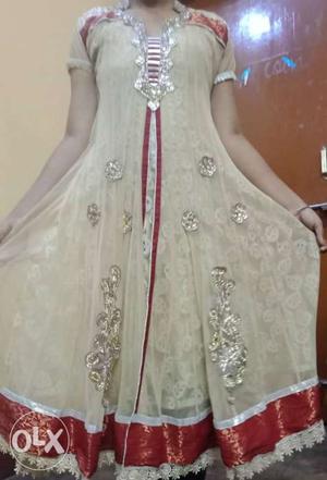 Beautiful off-white gown with fashionable desing..