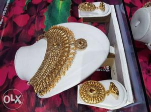 Gold-colored Collar Necklace