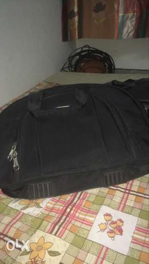 Good looking laptop bag with nice cushioning